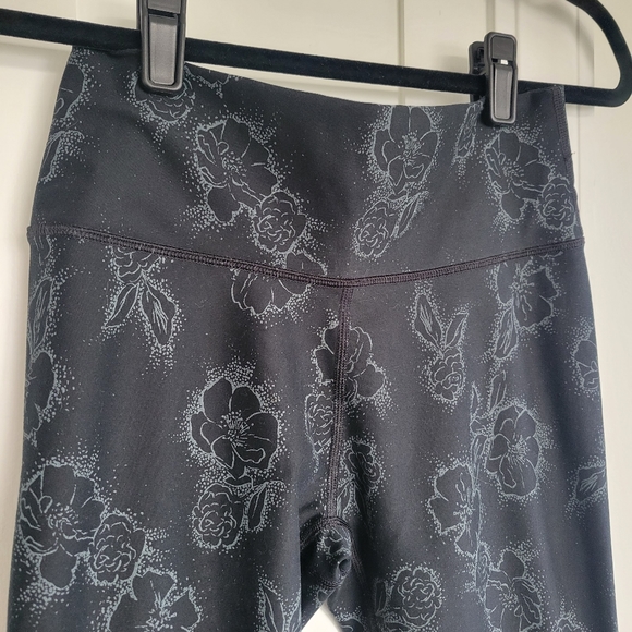 Fabletics High-Waisted Printed PowerHold 7/8 in Outlined Floral - Picture 6 of 9